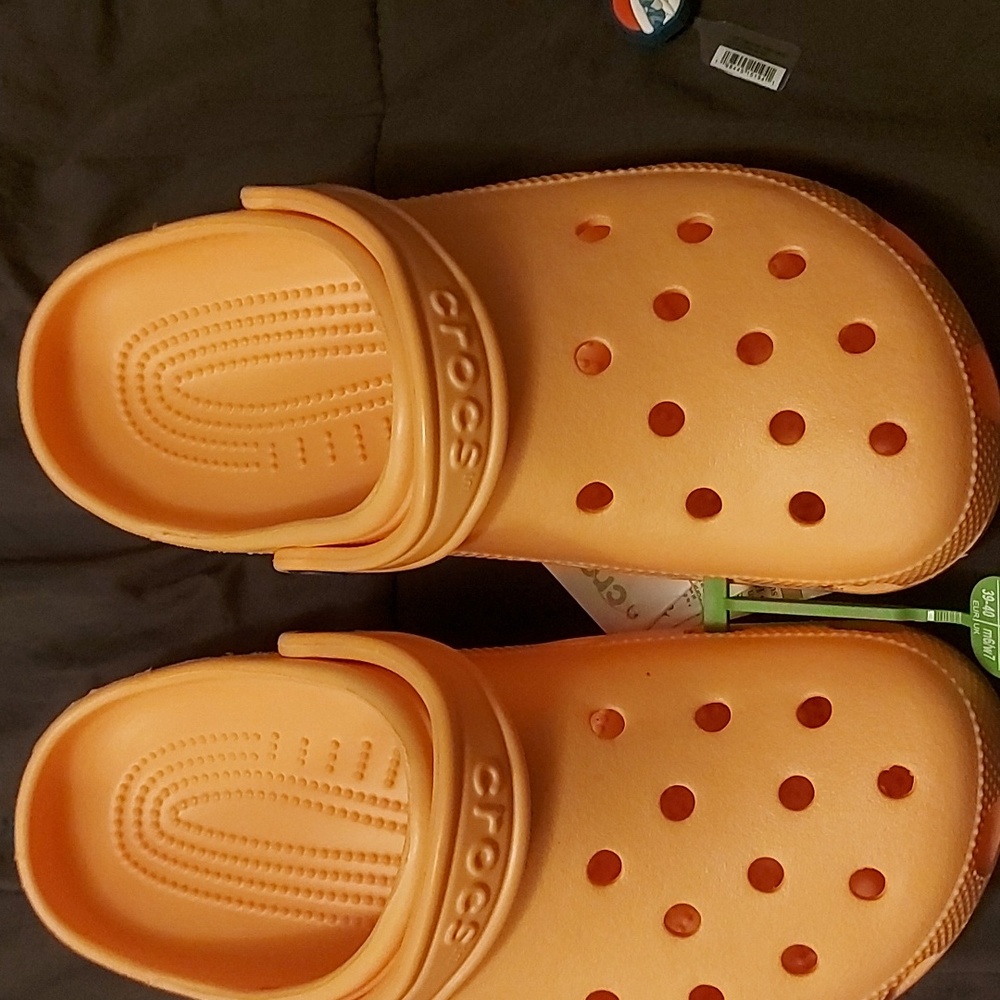 Women's size 9 crocs nwt.